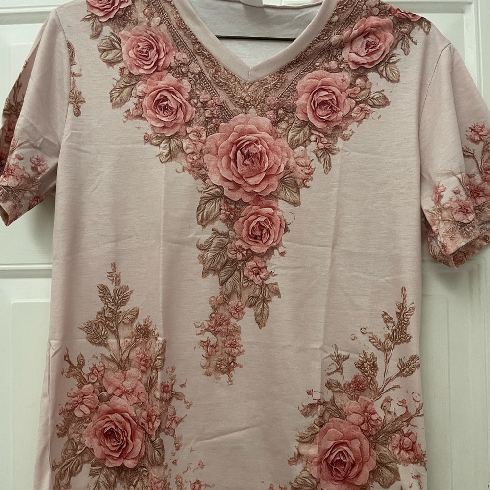 Floral V-Neck Top - Pink SIZE MED. NEVER WORN! 💕💕💕